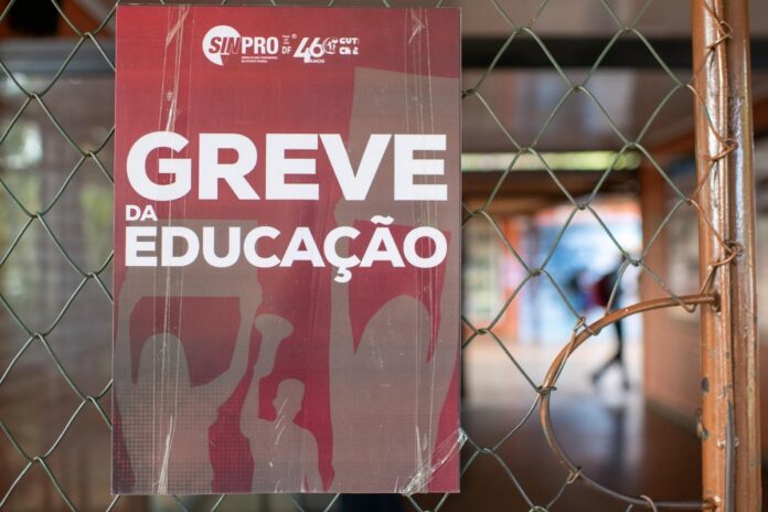 em-assembleia,-professores-da-rede-publica-do-df-decidem-manter-greve