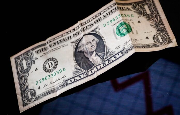 dolar-tem-leve-queda-e-fecha-dia-cotado-a-r$-5,56;-ibovespa-cai-ao-menor-nivel-em-um-mes