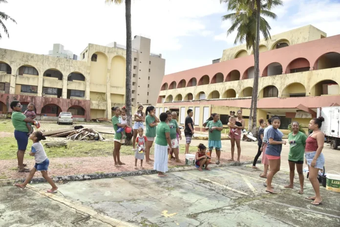 grupo-que-ocupa-hotel-abandonado-em-patamares-decide-sobre-saida