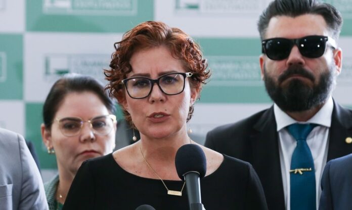 camara-dos-deputados-autoriza-licenca-de-127-dias-a-carla-zambelli