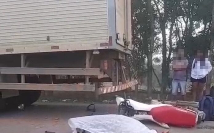 jovem-morre-em-colisao-traseira-com-caminhao-na-ba-284-em-itamaraju