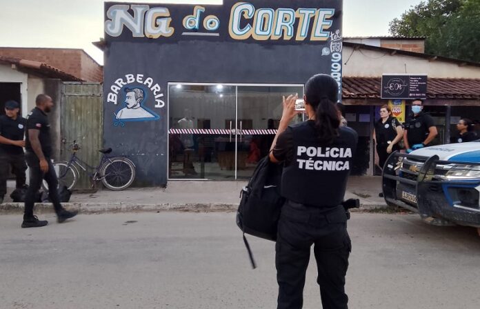 jovem-de-19-anos-e-executado-a-tiros-dentro-de-barbearia-em-teixeira-de-freitas