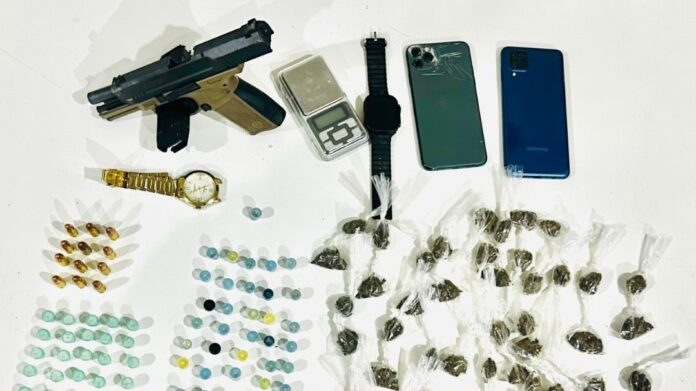policiais-militares-da-cipe-polo-industrial-apreendem-arma-e-drogas-em-lauro-de-freitas