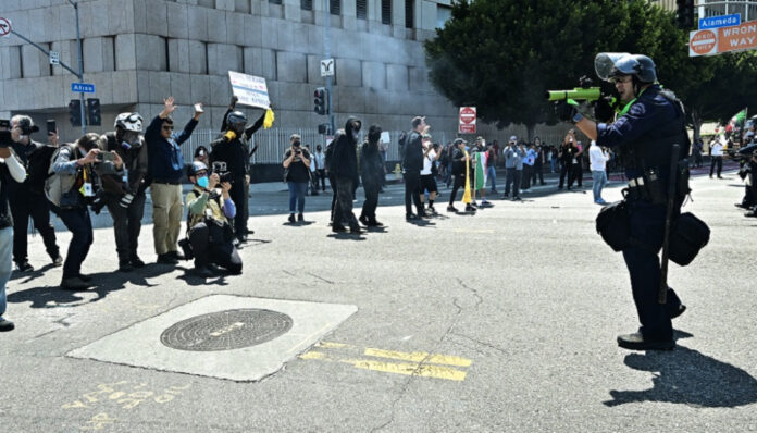agentes-da-guarda-nacional-lancam-gas-lacrimogeneo-e-bombas-de-efeito-moral-em-manifestantes-em-los-angeles