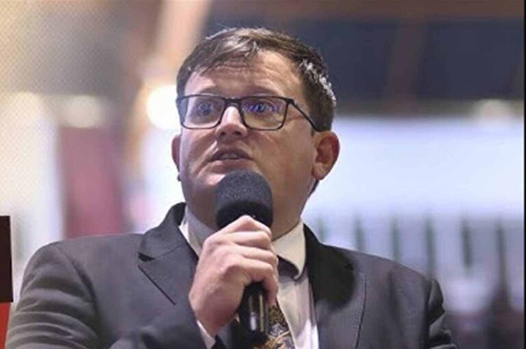 “nao-e-uso-e-costume,-e-vergonha-na-cara”,-dispara-pastor-sobre-vestes-na-igreja