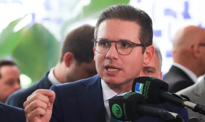 hugo-motta-anuncia-que-camara-vai-declarar-perda-do-mandato-de-zambelli
