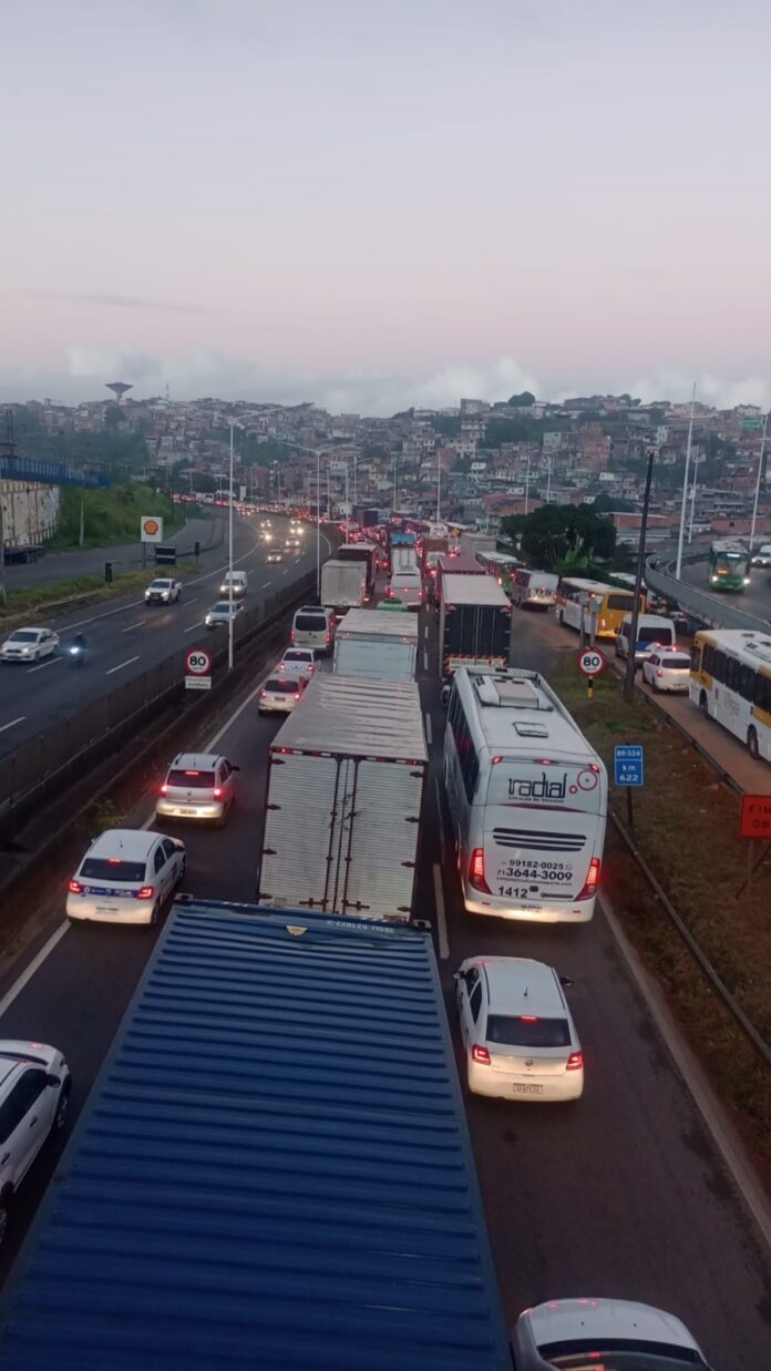 acidente-na-br-324-deixa-tres-feridos-e-provoca-congestionamento-na-regiao-da-estacao-piraja