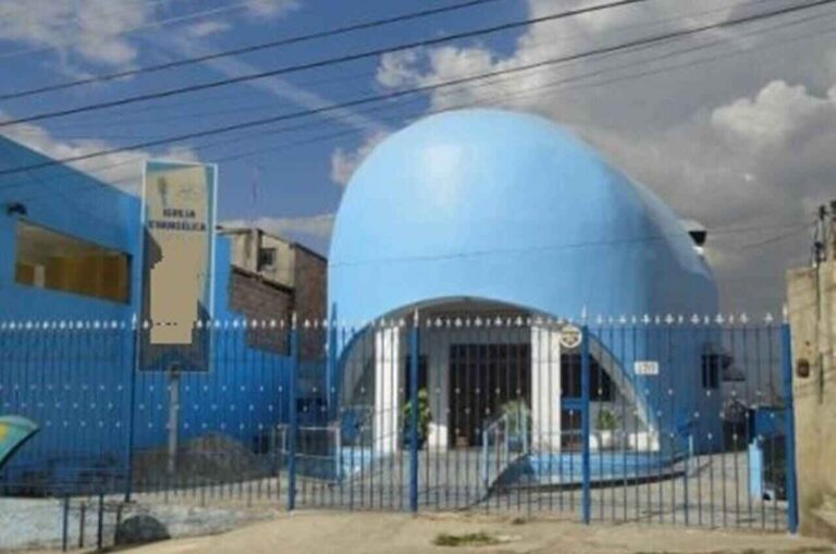 pastor-constroi-igreja-em-forma-de-baleia-apos-sonho-com-revelacao-divina