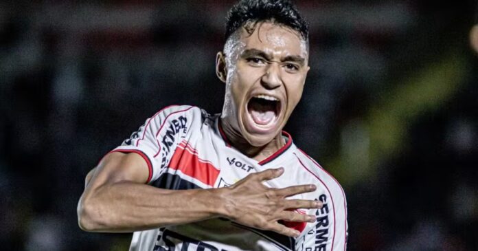 jogador-do-bragantino,-pedro-severino-recebe-alta-apos-96-dias-de-internacao-hospitalar