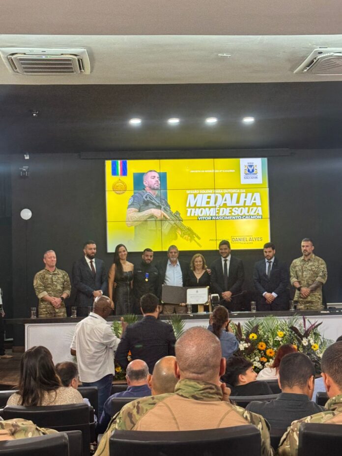 policial-civil,-vitor-calmon-recebe-medalha-thome-de-souza-na-camara-de-salvador
