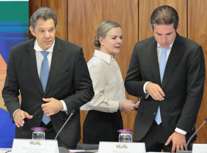 apos-critica-de-motta,-gleisi-defende-pacote-fiscal-de-haddad
