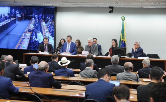 ‘ainda-nao-vi-proposta-melhor-para-o-imposto-de-renda’,-diz-haddad-durante-audiencia-tumultuada-na-camara