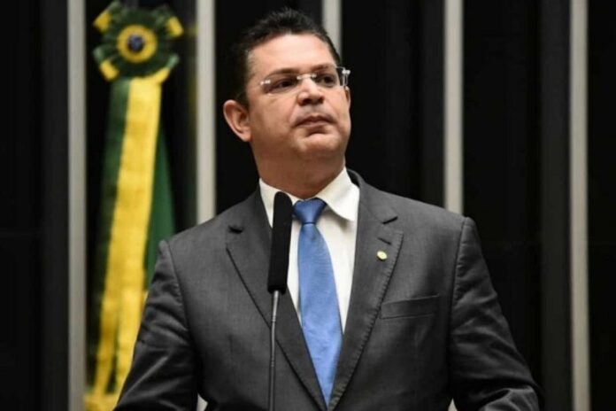 em-discurso-na-camara,-lider-do-pl-chama-haddad-de-“burro”