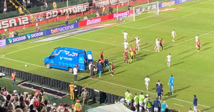 video:-lateral-do-vitoria-sofre-entrada-violenta-e-fratura-perna-contra-o-cruzeiro