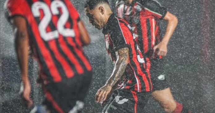 debaixo-de-muita-chuva,-vitoria-e-cruzeiro-empatam-sem-gols-no-barradao