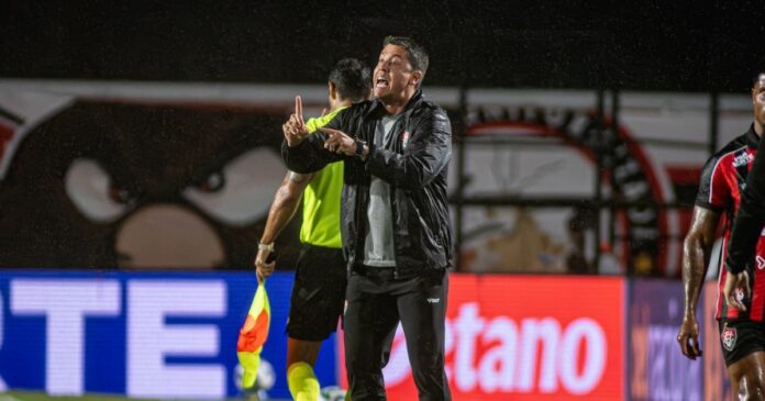 carpini-cita-“gramado-impraticavel”-em-empate-do-vitoria-contra-o-cruzeiro