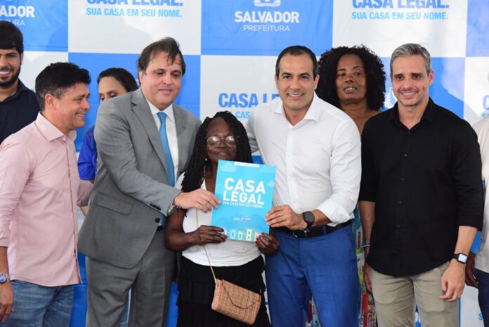 prefeitura-entrega-quase-2-mil-escrituras-no-bairro-do-alto-do-coqueirinho,-em-salvador