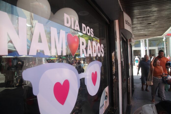 86%-dos-brasileiros-em-relacionamento-vao-presentear-no-dia-dos-namorados
