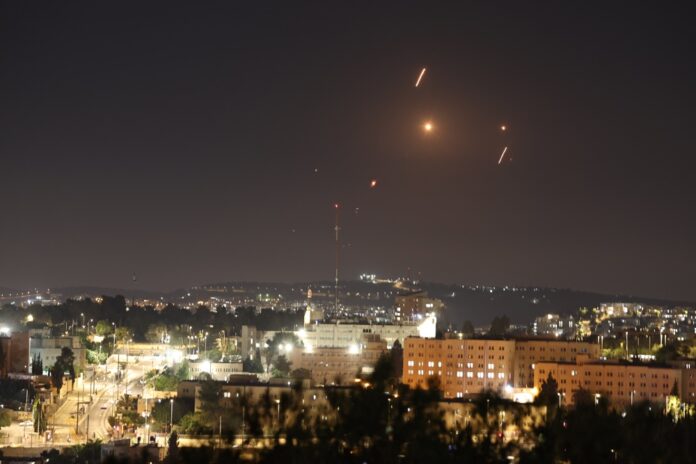 ira-contragolpeia,-lanca-centenas-de-misseis-a-tel-aviv-e-deixa-ao-menos-sete-feridos