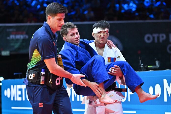 michel-augusto-torce-o-pe,-perde-o-bronze-no-mundial-de-judo-e-sai-carregado-por-adversario