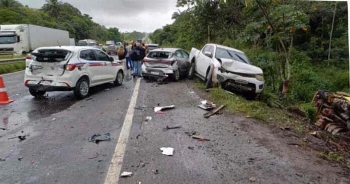 acidente-com-oito-veiculos-deixa-caminhoneiro-ferido-na-br-324-em-amelia-rodrigues