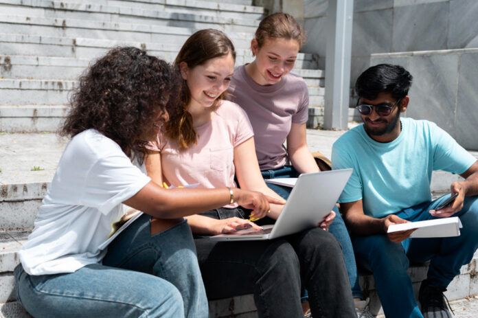 numero-de-jovens-que-nao-estudam-nem-trabalham-cai-para-o-menor-nivel-desde-2019,-aponta-ibge