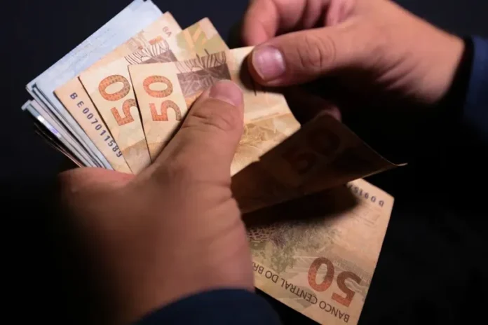 dolar-fica-estavel,-apesar-de-tensao-entre-israel-e-ira