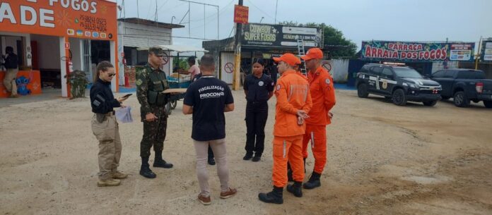 operacao-em-chamas:-3-mil-explosivos-sao-apreendidos-e-oito-barracas-sao-interditadas-pela-policia-civil