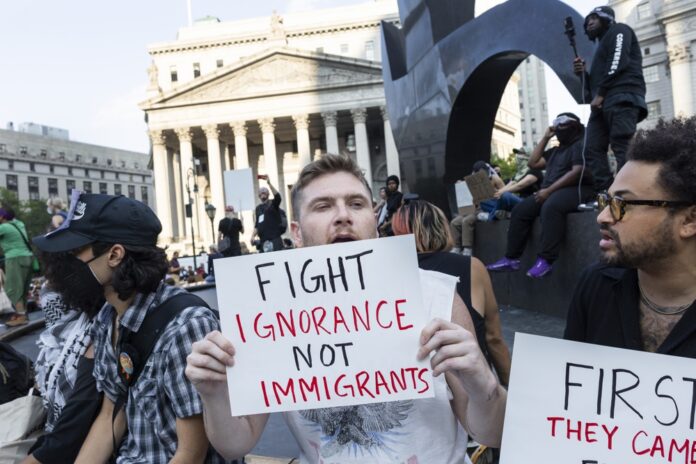 trump-suspende-acoes-do-servico-de-imigracao-em-setores-cruciais-para-a-economia