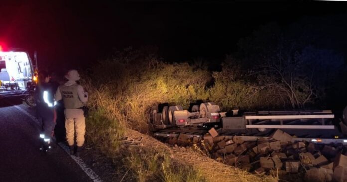 motorista-fica-preso-as-ferragens-apos-caminhao-capotar-na-br-330-no-sudoeste-baiano