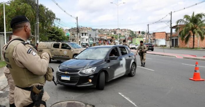 suspeito-com-mandados-em-aberto-e-preso-pela-policia-no-bairro-da-boca-do-rio,-em-salvador