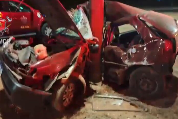 mulher-morre-apos-carro-colidir-carro-em-poste-na-br-020