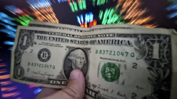 dolar-abre-a-semana-em-queda-firme,-enquanto-ibovespa-sobe-1,5%-e-se-reaproxima-dos-140-mil-pontos