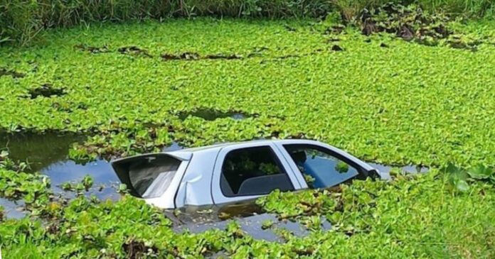 carro-com-tres-pessoas-cai-em-lagoa-as-margens-de-rodovia-ba-647-no-sudoeste-baiano