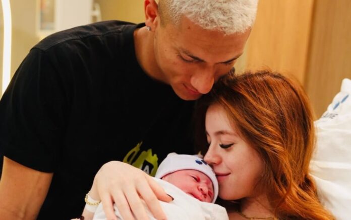 richarlison-e-amanda-araujo-celebram-o-nascimento-do-primeiro-filho