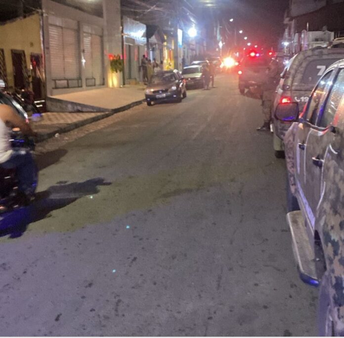 tentativa-de-homicidio-em-jequie-termina-com-perseguicao,-tiros-em-academia-e-feridos-no-bairro-joaquim-romao