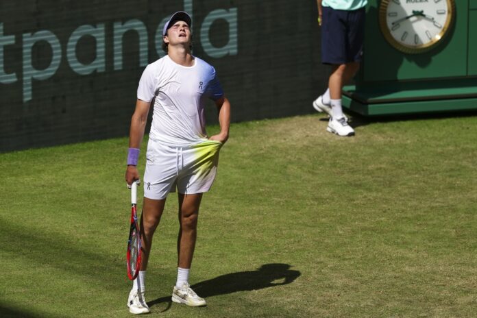 joao-fonseca-desperdica-match-point-e-leva-dura-virada-na-estreia-na-grama-no-atp-500-de-halle