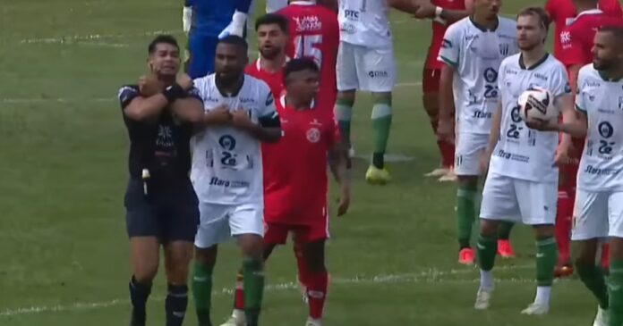 protocolo-antirracismo-da-fifa-e-acionado-pela-primeira-vez-na-divisao-de-acesso-do-goianao;-entenda
