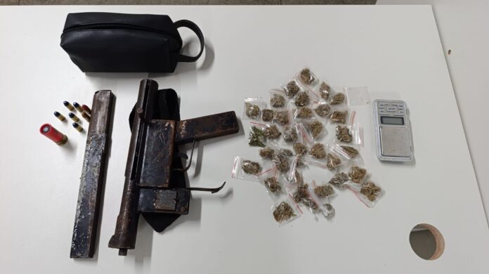 submetralhadora-e-droga-sao-apreendidas-pela-pm-em-feira-de-santana