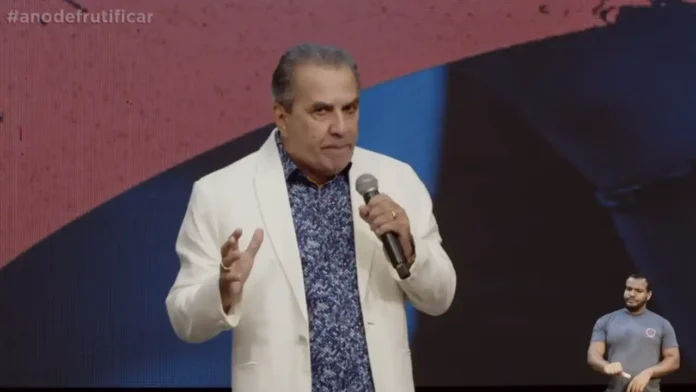 gafe-ao-vivo:-malafaia-cita-pornografia-usando-celular-de-marido-de-camila-barros-durante-culto