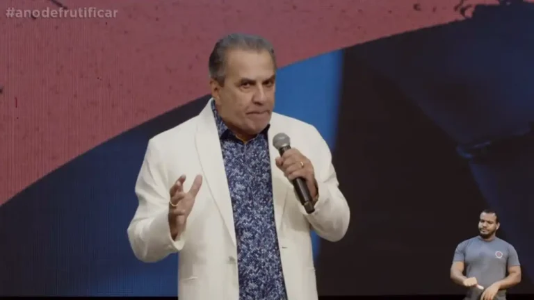 gafe-ao-vivo:-malafaia-cita-pornografia-usando-celular-de-marido-de-camila-barros-durante-culto