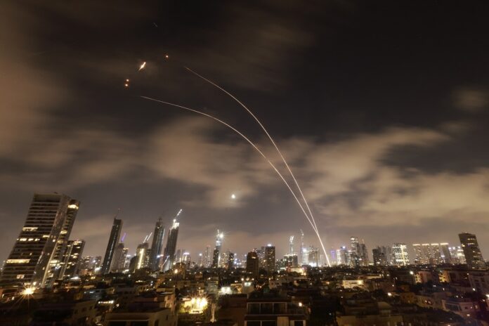 explosoes-sao-relatadas-nos-ceus-de-tel-aviv-enquanto-ira-lanca-nova-onda-de-misseis