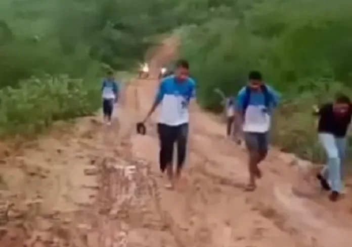 estudantes-andam-ate-12-km-na-lama-para-irem-a-escola-em-paulo-afonso