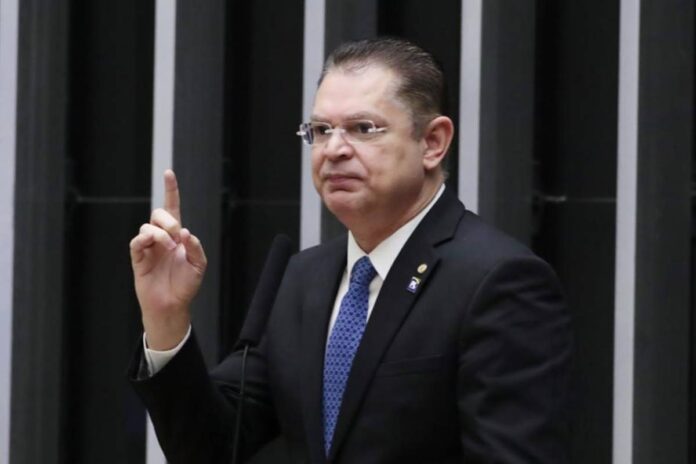 sostenes-reage-a-disputa-por-cargo-na-cpmi-do-inss:-“nao-abrimos-mao”