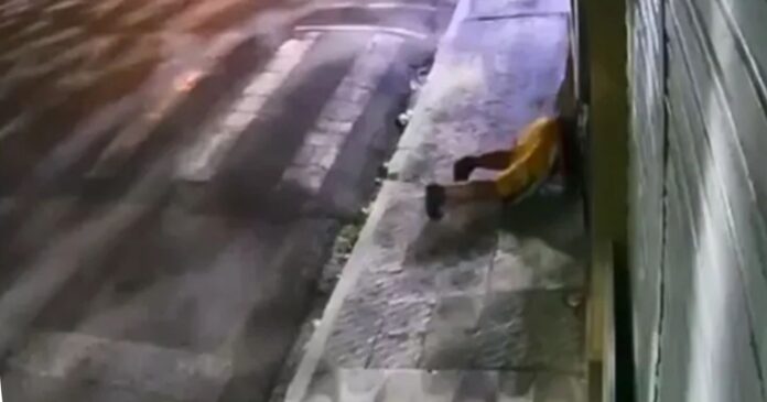 video:-loja-de-celulares-e-arrombada-por-homem-suspeito-no-centro-de-cidade-no-sudoeste-baiano