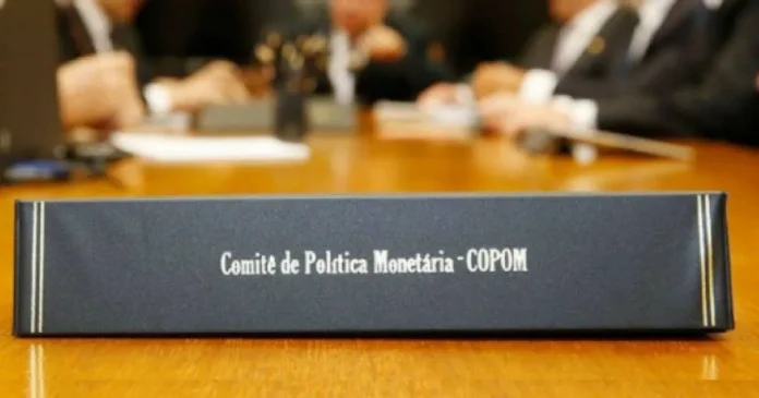 banco-central-aumenta-taxa-selic-para-15%