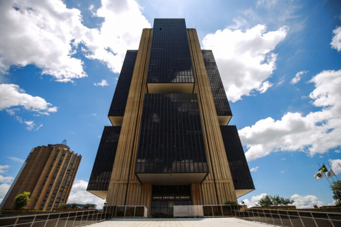 senadores-e-deputados-repercutem-selic-a-15%:-“indecente”