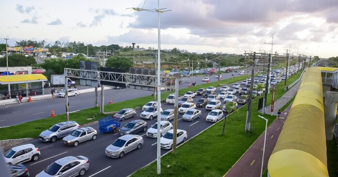 travou:-avenida-paralela-fica-engarrafada-com-grande-fluxo-de-carros-no-pre-feriado