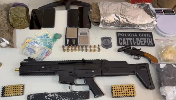 policia-captura-mulher-com-submetralhadora,-revolver-e-drogas-durante-operacao-na-chapada-diamantina