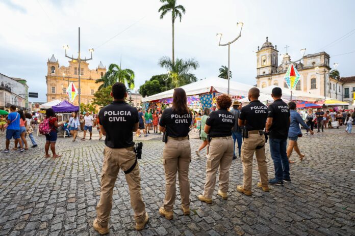 unidade-movel-da-policia-civil-atua-no-sao-joao-do-pelourinho,-em-salvador